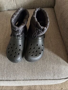 Crocs booties black